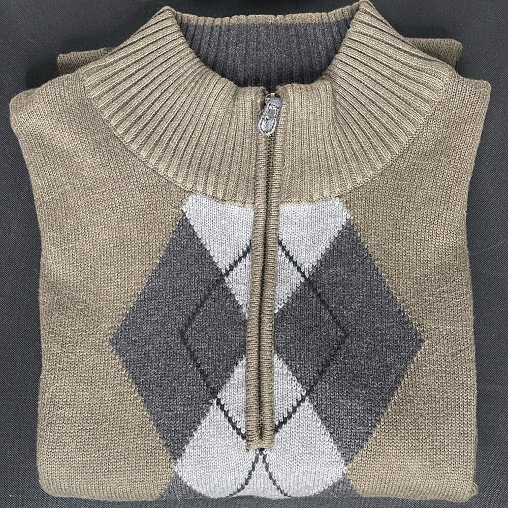 Oscar De La Renta Sweater
Olive Green With Black and Grey Argyle 
Size Large